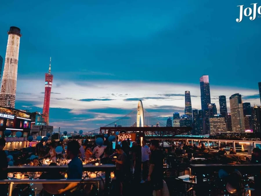 黄昏时分宾客在露台用餐，广州塔近在眼前